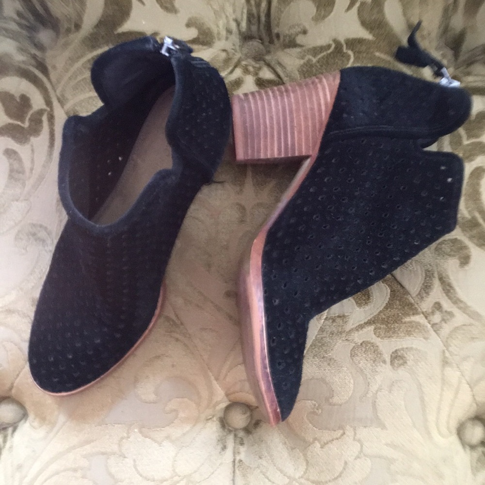 Marc Fisher black suede ankle booties 6.5